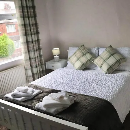 Away From - 2 Bed Free Parking & Wifi Apartment