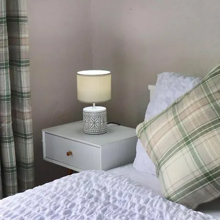 Apartment Away From - 2 Bed Free Parking & Wifi