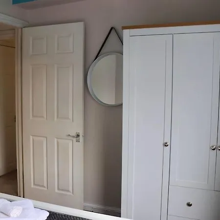 Apartment Away From - 2 Bed Free Parking & Wifi