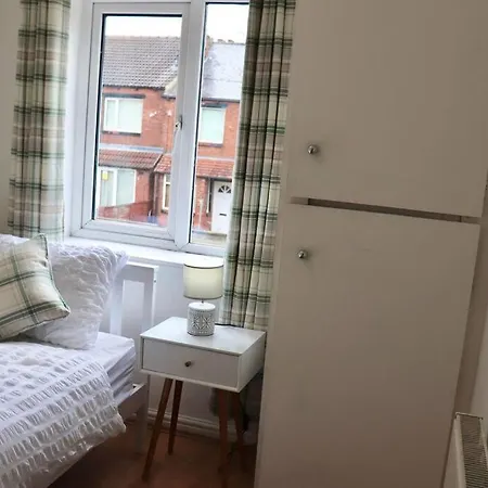 Apartment Away From - 2 Bed Free Parking & Wifi *