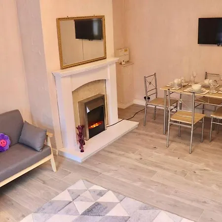 Away From - 2 Bed Free Parking & Wifi