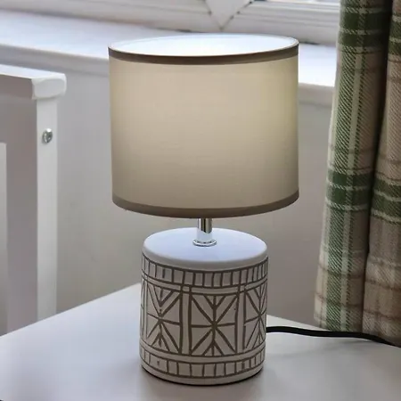 Away From - 2 Bed Free Parking & Wifi *