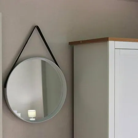 Apartment Away From - 2 Bed Free Parking & Wifi *