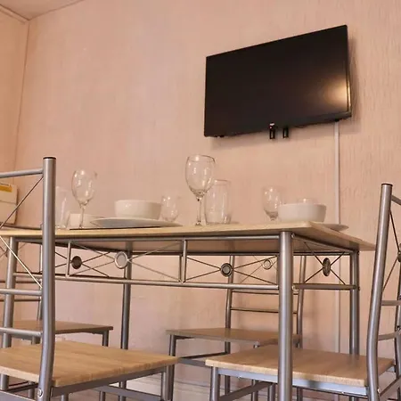 Apartment Away From - 2 Bed Free Parking & Wifi *