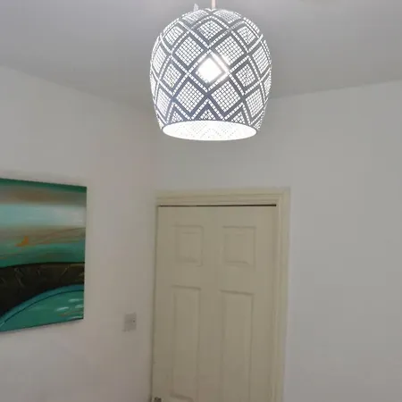 Apartment Away From - 2 Bed Free Parking & Wifi *