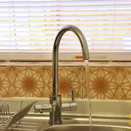 Apartment Away From - 2 Bed Free Parking & Wifi