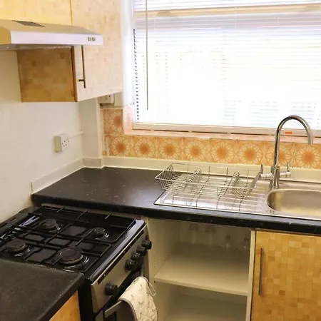 Apartment Away From - 2 Bed Free Parking & Wifi