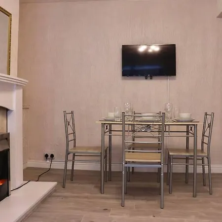 Away From - 2 Bed Free Parking & Wifi Apartment