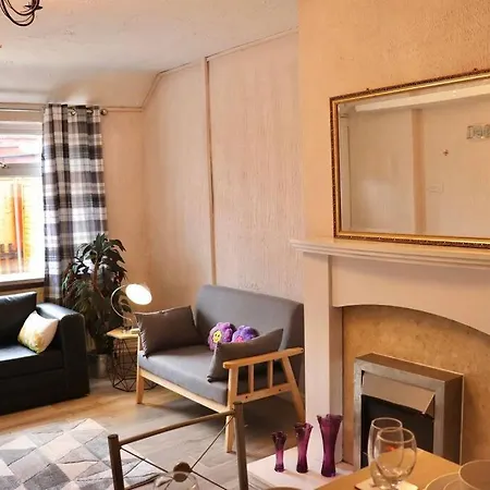 Apartment Away From - 2 Bed Free Parking & Wifi