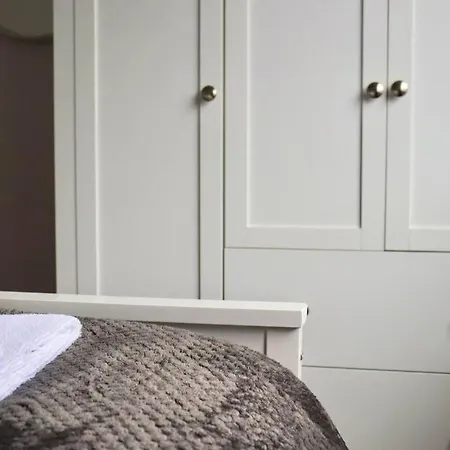 Apartment Away From - 2 Bed Free Parking & Wifi