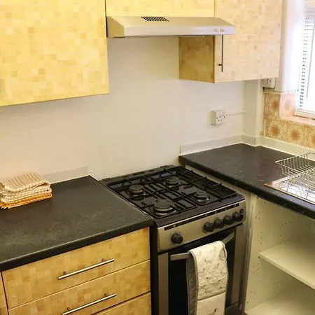 Apartment Away From - 2 Bed Free Parking & Wifi