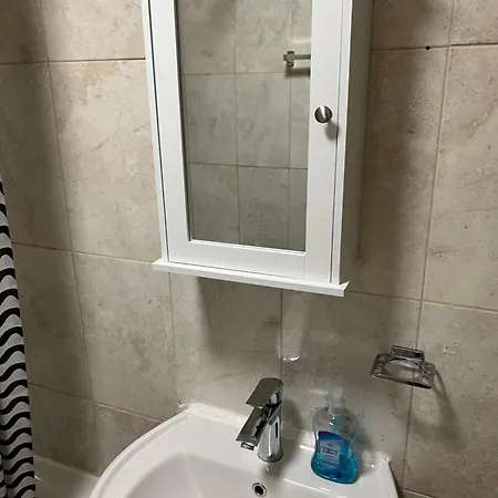 Away From - 2 Bed Free Parking & Wifi