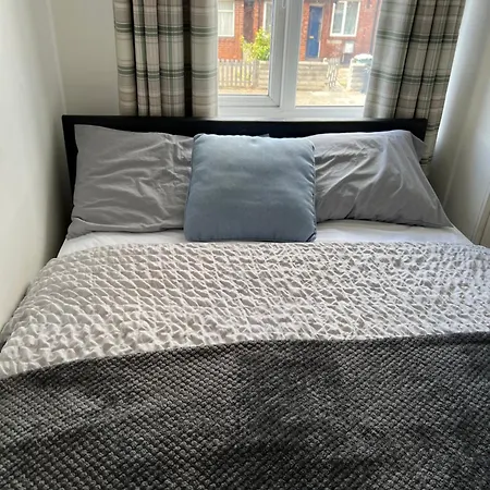 Apartment Away From - 2 Bed Free Parking & Wifi *