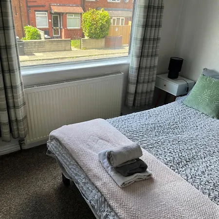 Apartment Away From - 2 Bed Free Parking & Wifi *