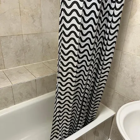 Apartment Away From - 2 Bed Free Parking & Wifi