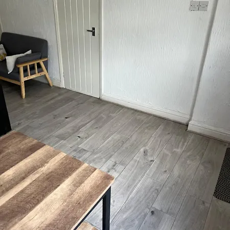 Away From - 2 Bed Free Parking & Wifi