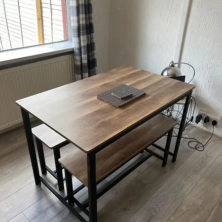 Apartment Away From - 2 Bed Free Parking & Wifi *