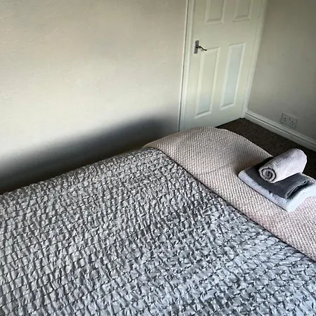 Away From - 2 Bed Free Parking & Wifi *