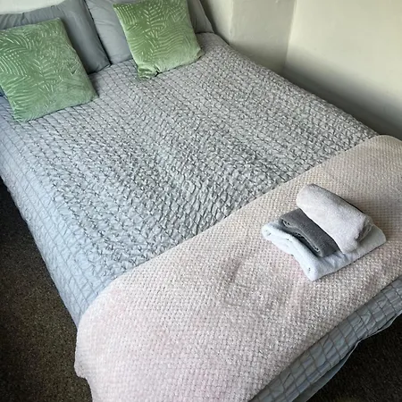 Away From - 2 Bed Free Parking & Wifi Leeds (West Yorkshire)