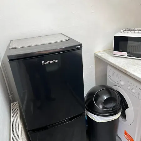 Away From - 2 Bed Free Parking & Wifi Apartment