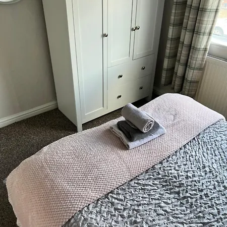 Away From - 2 Bed Free Parking & Wifi Leeds