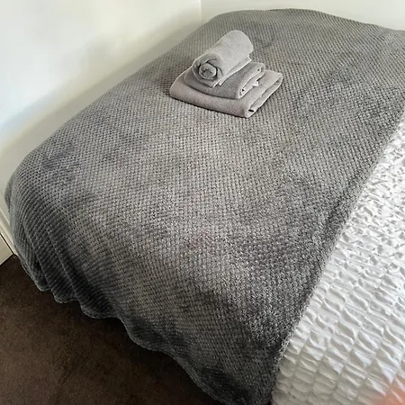 Away From - 2 Bed Free Parking & Wifi