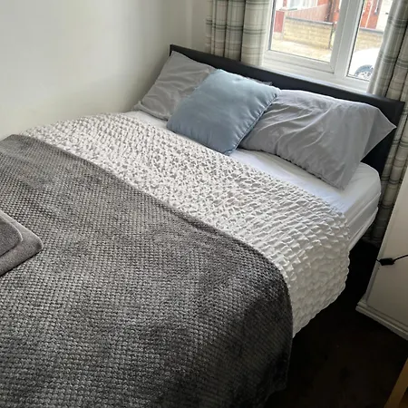 Away From - 2 Bed Free Parking & Wifi *