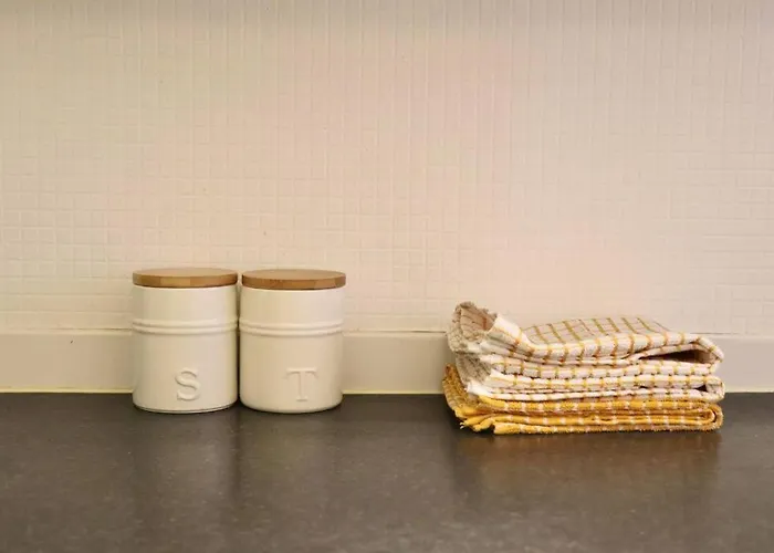 Away From - 2 Bed Free Parking & Wifi * Leeds (West Yorkshire)