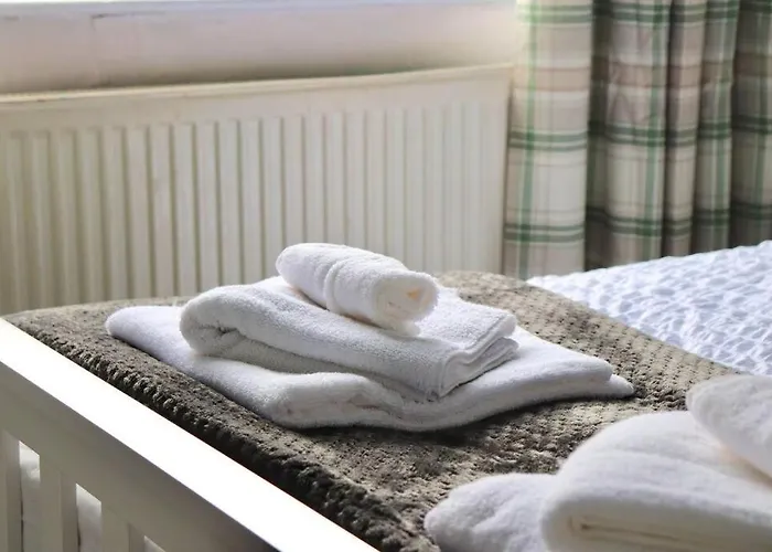 Lägenhet Away From - 2 Bed Free Parking & Wifi *