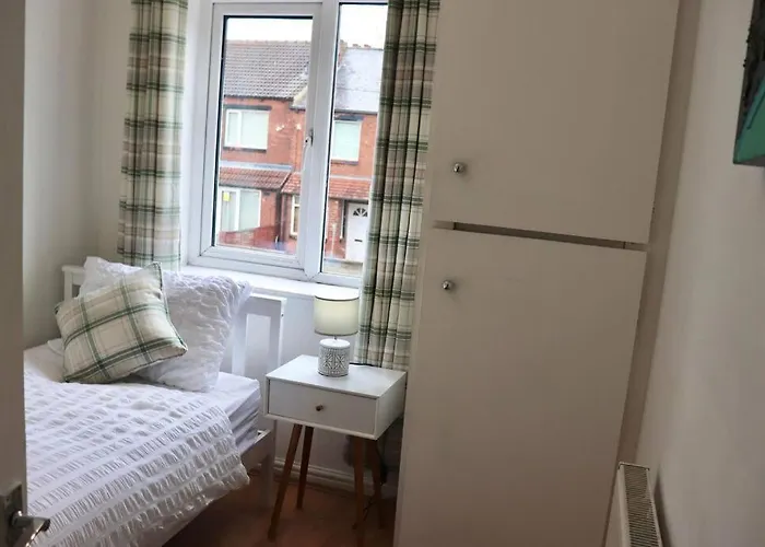 Apartment Away From - 2 Bed Free Parking & Wifi *