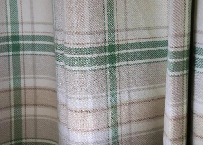 Apartment Away From - 2 Bed Free Parking & Wifi