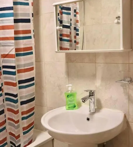 Away From - 2 Bed Free Parking & Wifi *