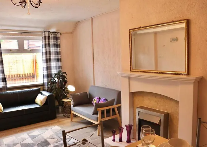 Apartment Away From - 2 Bed Free Parking & Wifi