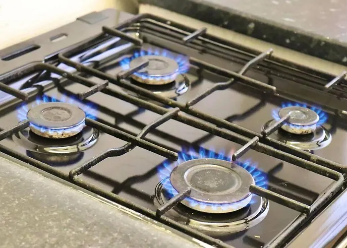 Apartment Away From - 2 Bed Free Parking & Wifi