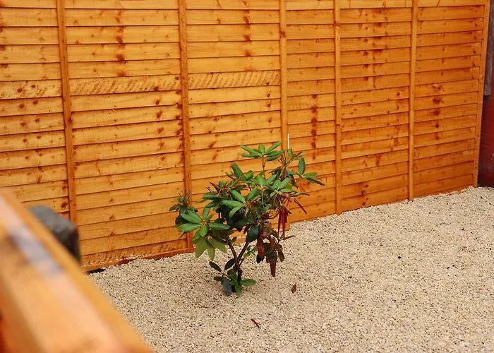 Apartment Away From - 2 Bed Free Parking & Wifi