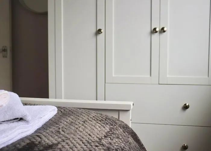 Apartment Away From - 2 Bed Free Parking & Wifi