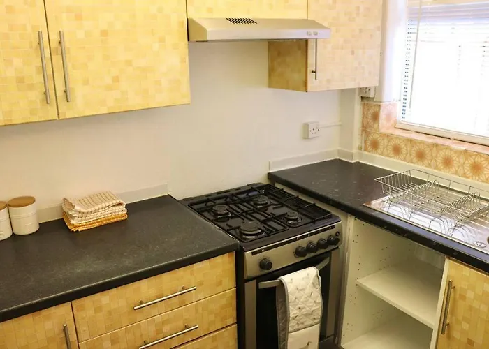 Apartment Away From - 2 Bed Free Parking & Wifi