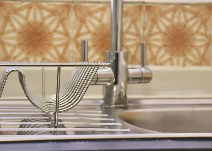 Lägenhet Away From - 2 Bed Free Parking & Wifi