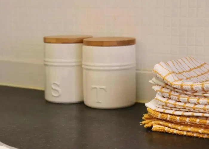 Away From - 2 Bed Free Parking & Wifi Apartment *