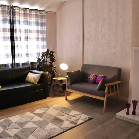 דירה Away From - 2 Bed Free Parking & Wifi