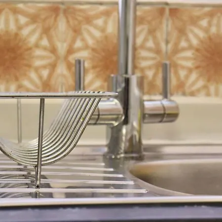 דירה Away From - 2 Bed Free Parking & Wifi